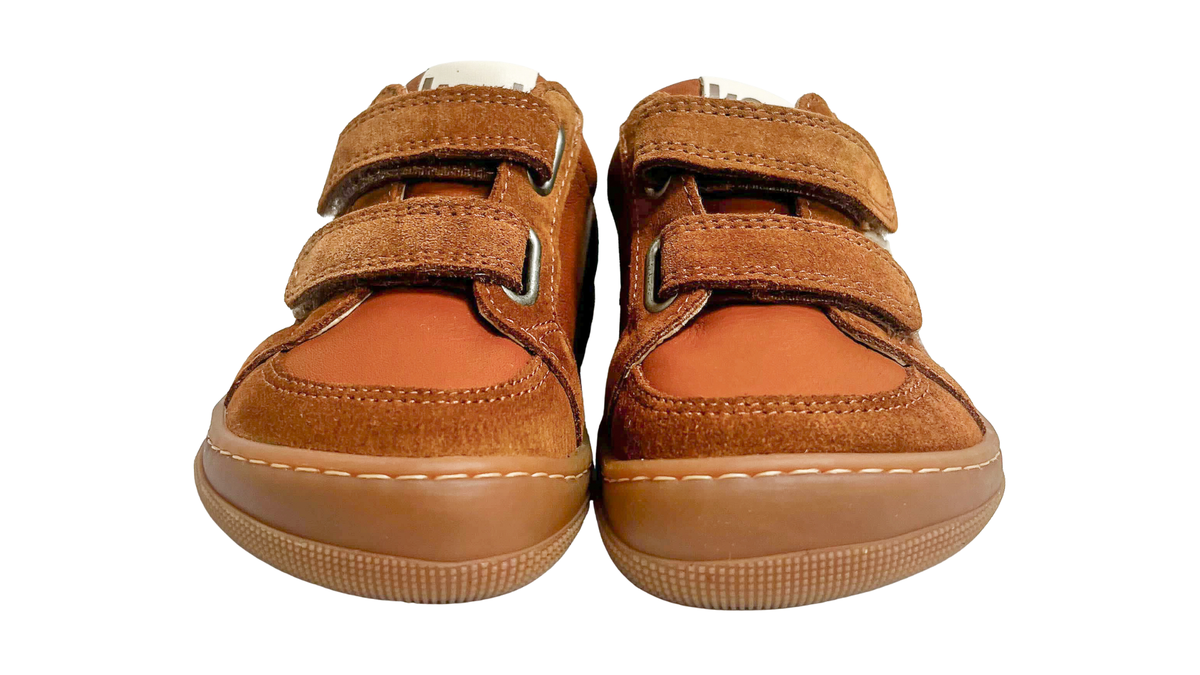 Barfußschuh für Kinder, geschlossene Zehenpartie, geschlossener Fersenbereich, zwei Klettverschlüsse, seitliche Streifen, Ziernähte im Seitenbereich, flache Sohle, Vorderansicht, Paar