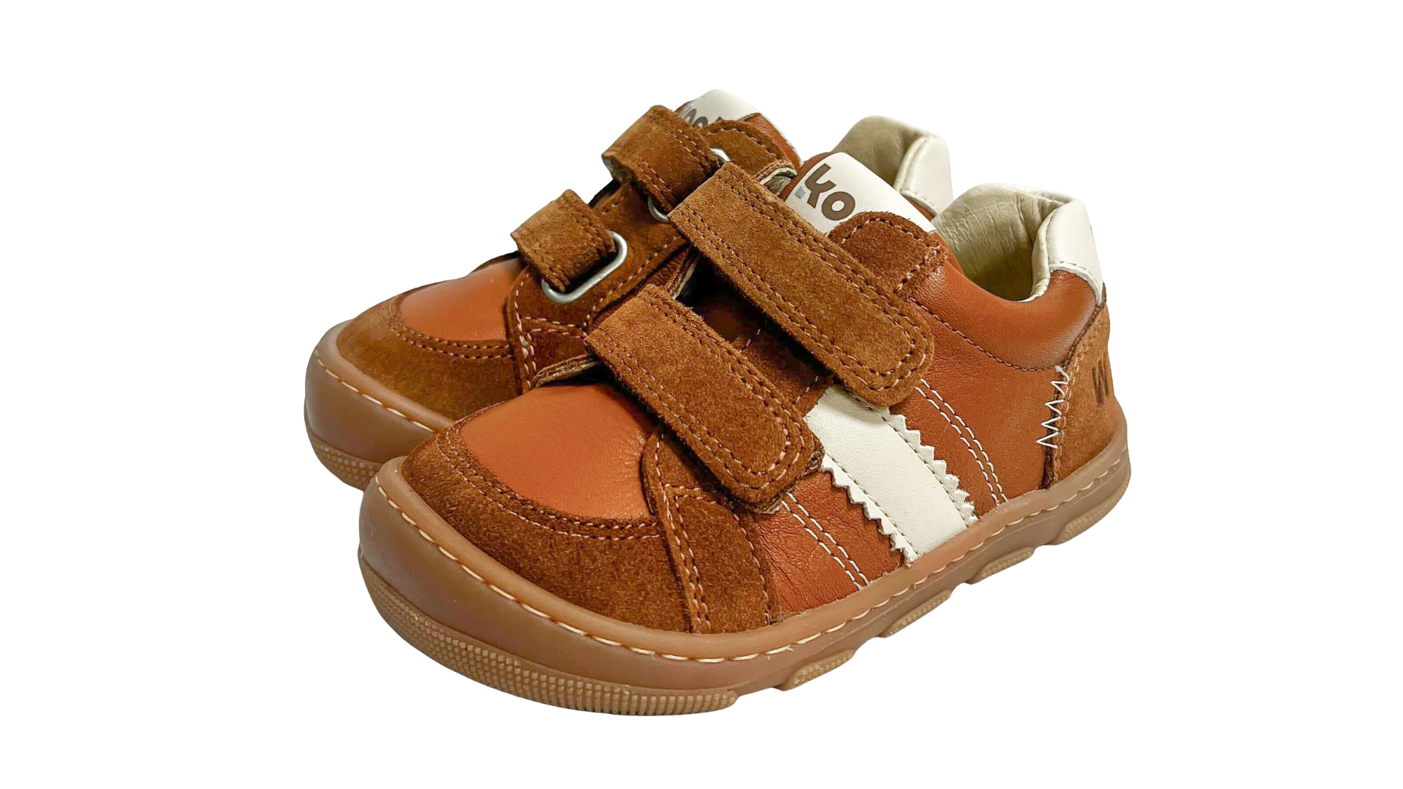 Barfußschuh für Kinder, geschlossene Zehenpartie, geschlossener Fersenbereich, zwei Klettverschlüsse, seitliche Streifen, Ziernähte im Seitenbereich, flache Sohle, schräge Vorderansicht als Paar