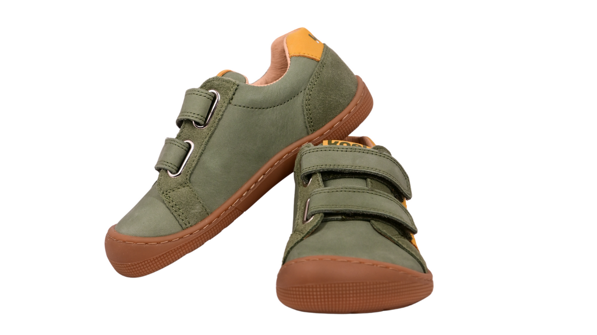 Barfußschuh für Kinder, geschlossene Zehen und geschlossener Fersenbereich, Doppelklettverschluss, flexible Sohle, Vorder- und Seitenansicht als Paar