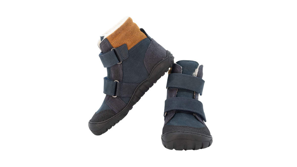 Koel Milo 3.0 Hydro WP, wasserdichter Leder-Kinderstiefel mit zwei Klettverschlüssen und robuster Profilsohle, Vorderansicht und Seitenansicht als Paar