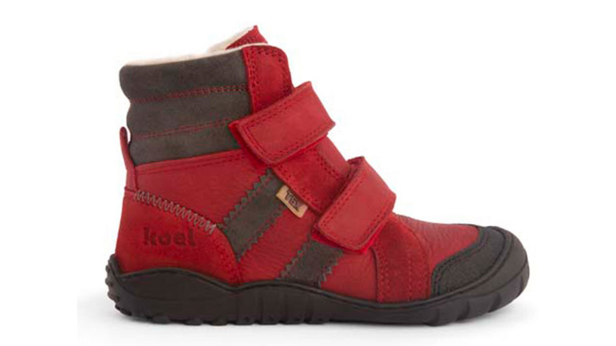 Koel Milo 3.0 Hydro WP in rot, wasserdichter Leder-Kinderstiefel mit zwei Klettverschlüssen und robuster Profilsohle, Seitenansicht außen