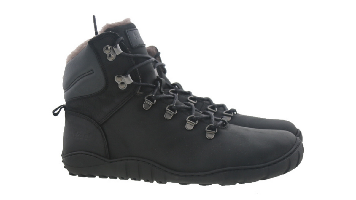 Barfußwinterstiefel für Erwachsene mit Schnürung, breiter Zehenbox und geschlossenem Schaft als Paar, schräge Vorderansicht