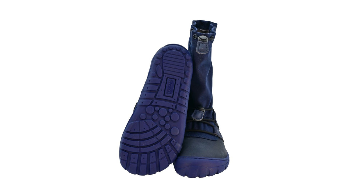 Barfuß-Winterstiefel für Kinder, einzelner Schuh, dunkelblau, hoher Schaft aus Textil mit Kordelzug, elastische Schnürung, verstärkte Zehenpartie, profilierte Sohle, Ansicht von unten und Vorderansicht, Paar