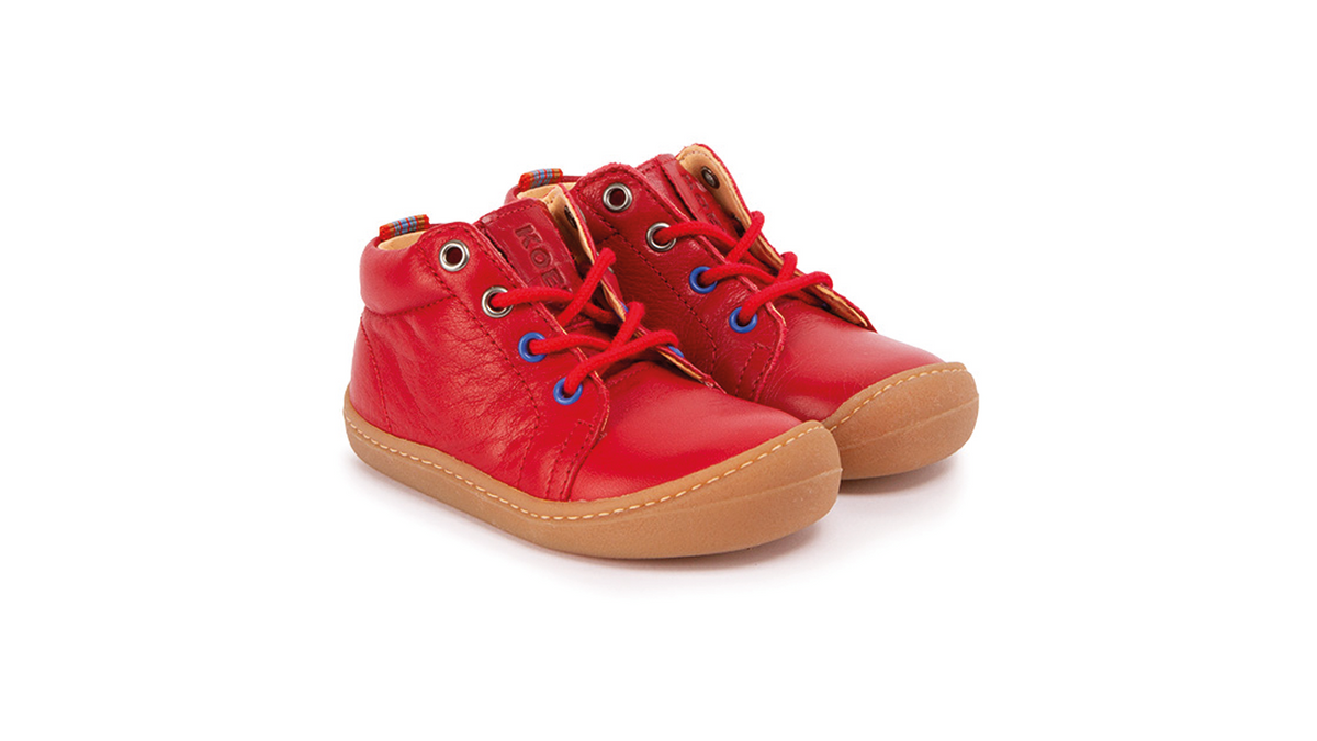 Barfußschuh für Kinder mit Schnürung, breiter Zehenbox und geschlossenem Fersenbereich als Paar, schräge Vorderansicht