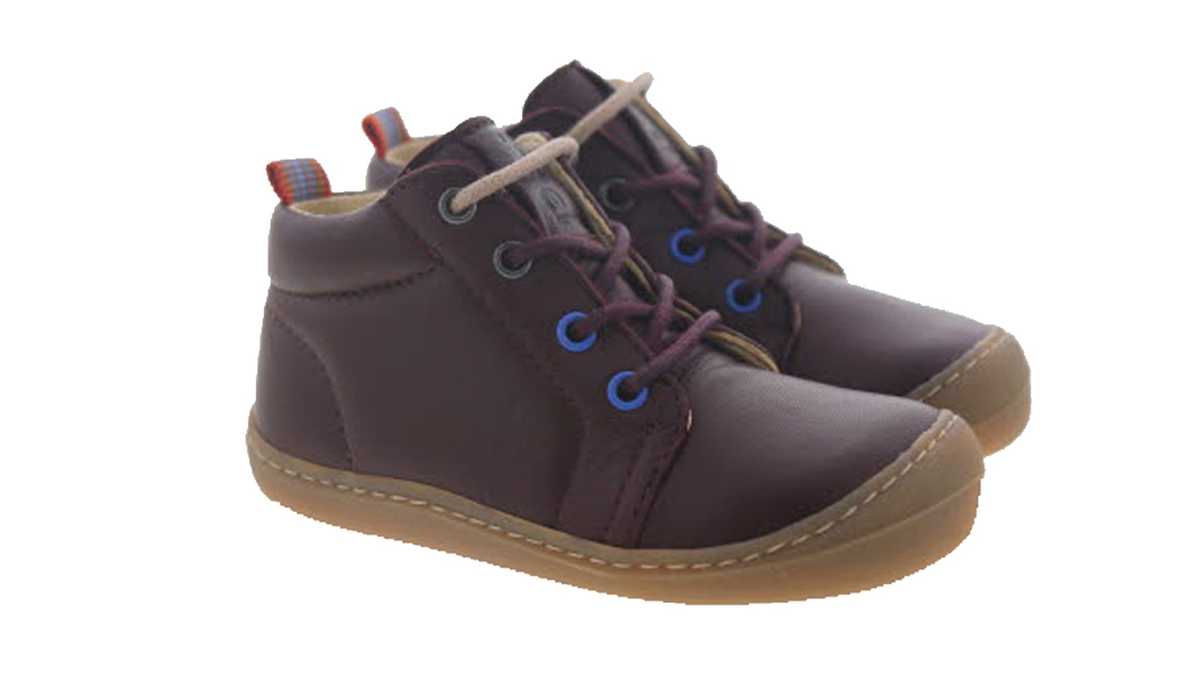 Barfußschuh für Kinder mit Schnürung, breiter Zehenbox und geschlossenem Fersenbereich, schräge Vorderansicht