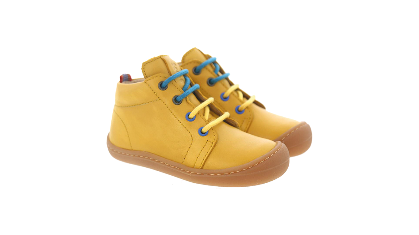 Barfußschuh für Kinder mit Schnürung, breiter Zehenbox und geschlossenem Fersenbereich, schräge Vorderansicht