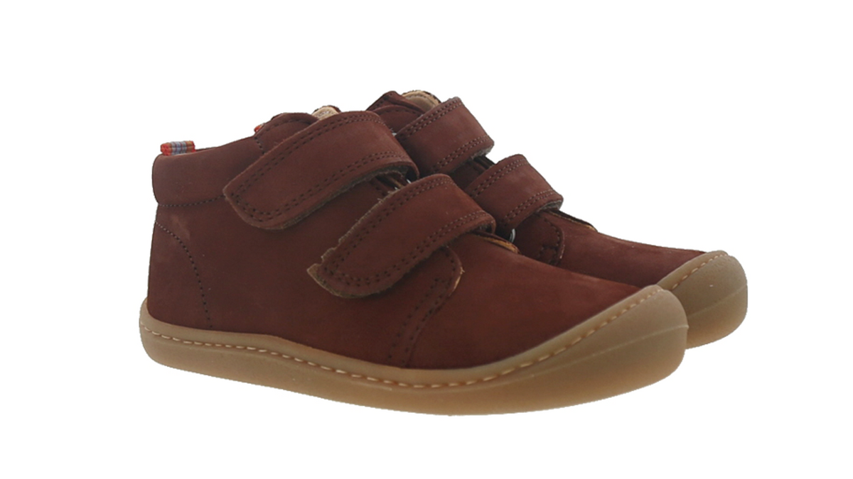Barfußschuh für Kinder mit zwei Klettverschlüssen, breiter Zehenbox und geschlossenem Fersenbereich als Paar, schräge Vorderansicht