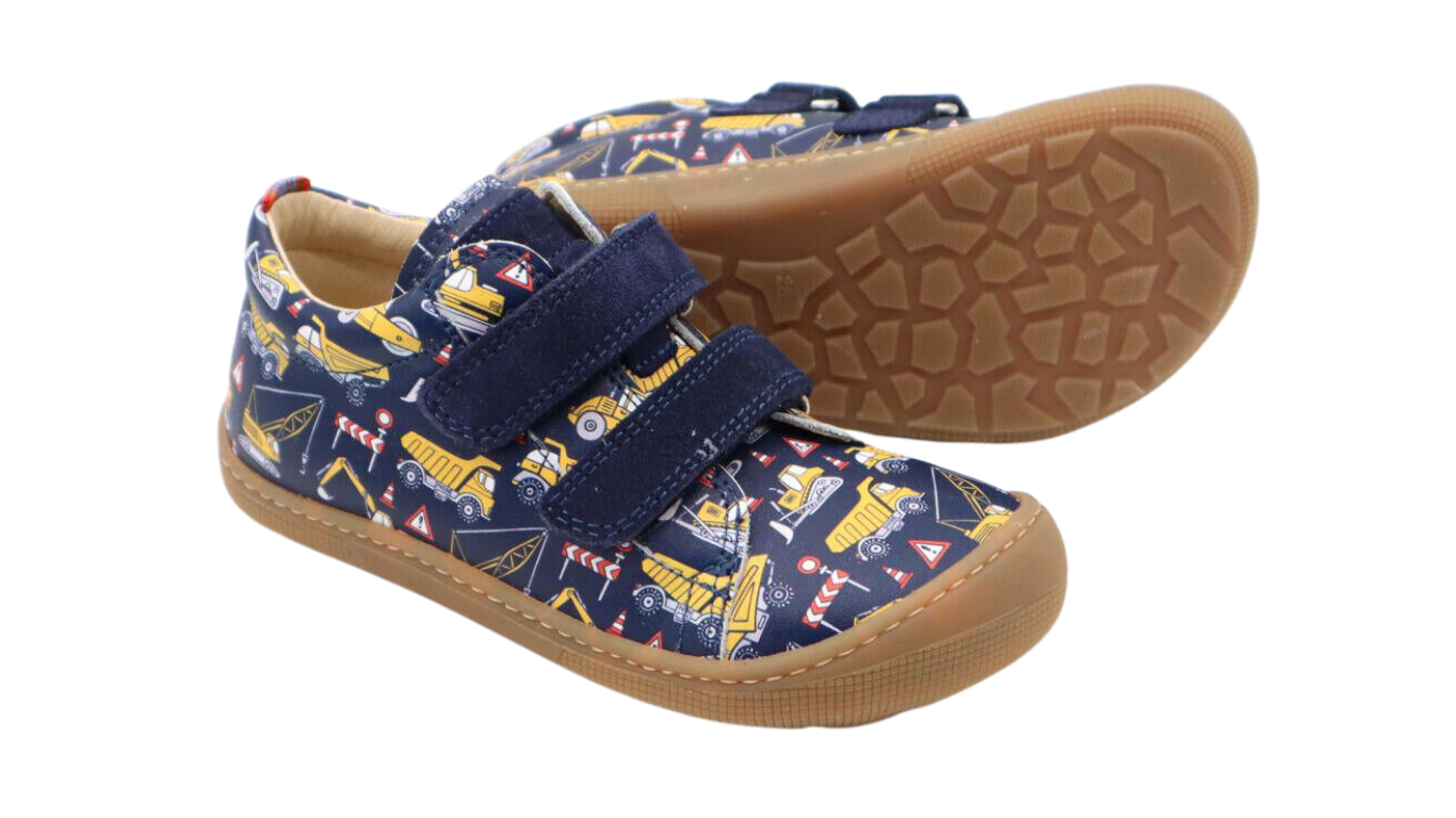 Barfußschuh für Kinder mit zwei Klettverschlüssen als Paar, schräge Vorderansicht