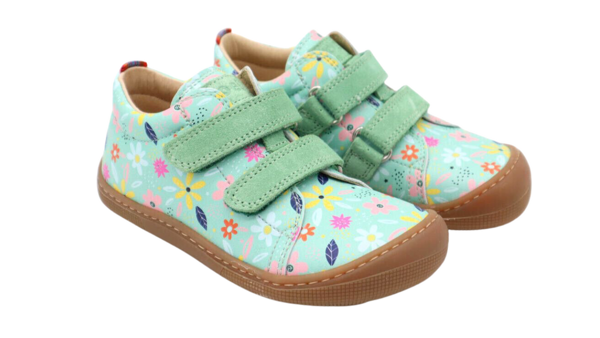 Barfußschuh für Kinder mit zwei Klettverschlüssen als Paar, schräge Vorderansicht