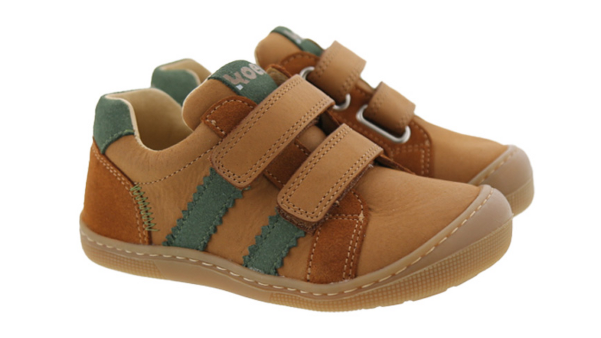 Barfußschuh für Kinder, geschlossene Zehen und geschlossener Fersenbereich, Doppelklettverschluss, flexible Sohle, Paar, schräge Vorderansicht