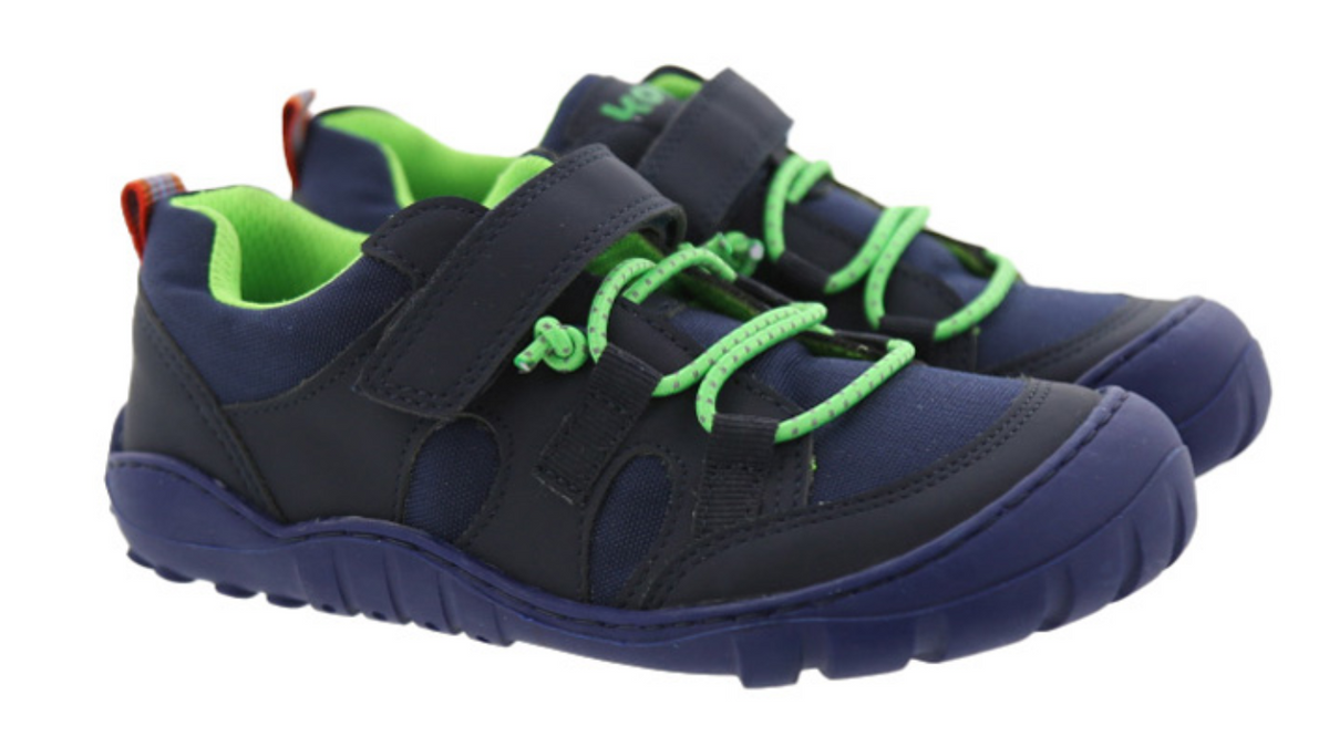 Barfußschuh für Kinder mit Klettverschluss und Schnellverschluss, breiter Zehenbox und geschlossenem Fersenbereich als Paar, schräge Vorderansicht
