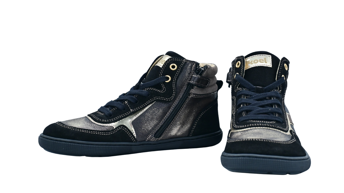 Paar halbhohe Barfuß-Sneaker für Kinder mit Schnürung, Reißverschluss und breiter Zehenbox, Vorderansicht und Seitenansicht innen