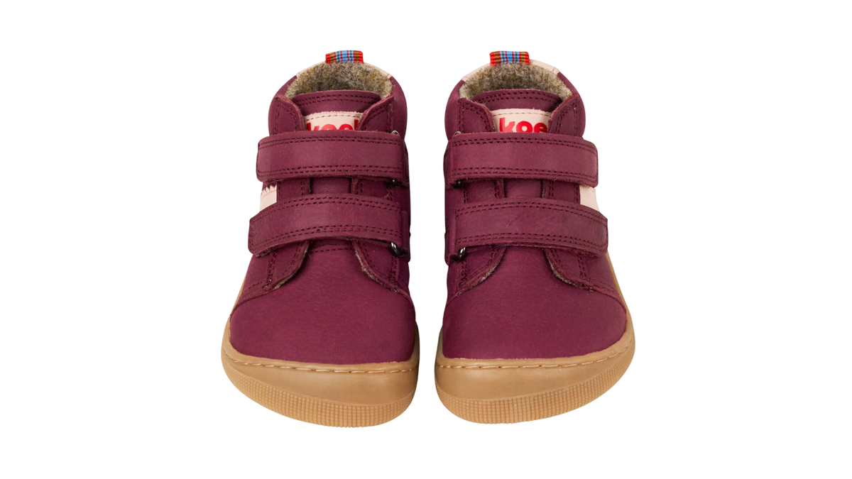 Paar halbhohe Barfußschuhe für Kinder mit zwei Klettverschlüssen und breiter geschlossener Zehenpartie, schräge Vorderansicht