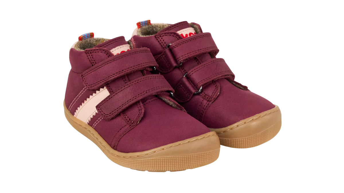 Paar halbhohe Barfußschuhe für Kinder mit zwei Klettverschlüssen, breiter Zehenbox und flacher Sohle, schräge Vorderansicht