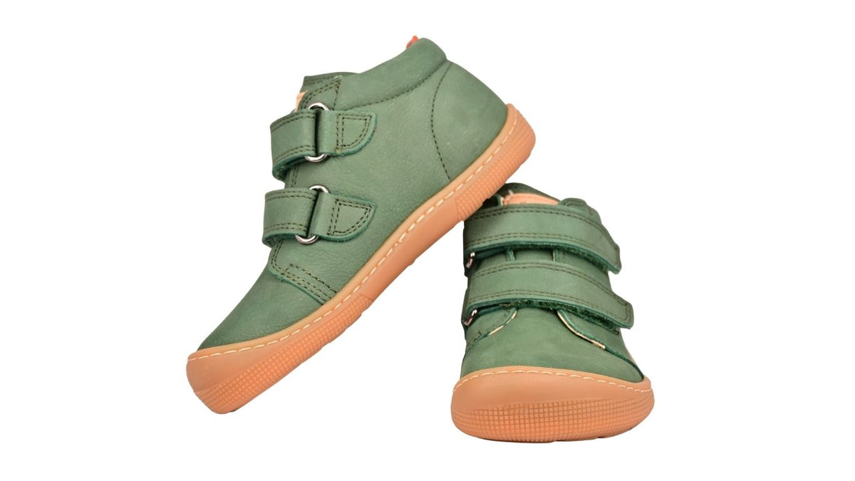 Barfußschuh für Kinder, knöchelhoch, geschlossene Zehen und geschlossener Fersenbereich, Doppelklettverschluss, flexible Sohle, Vorder- und Seitenansicht als Paar