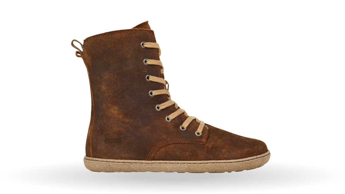 Winterstiefel für Damen mit hohem Schaft, Schnürung durch Metallösen und geschlossener Zehen- und Fersenpartie, Seitenansicht außen