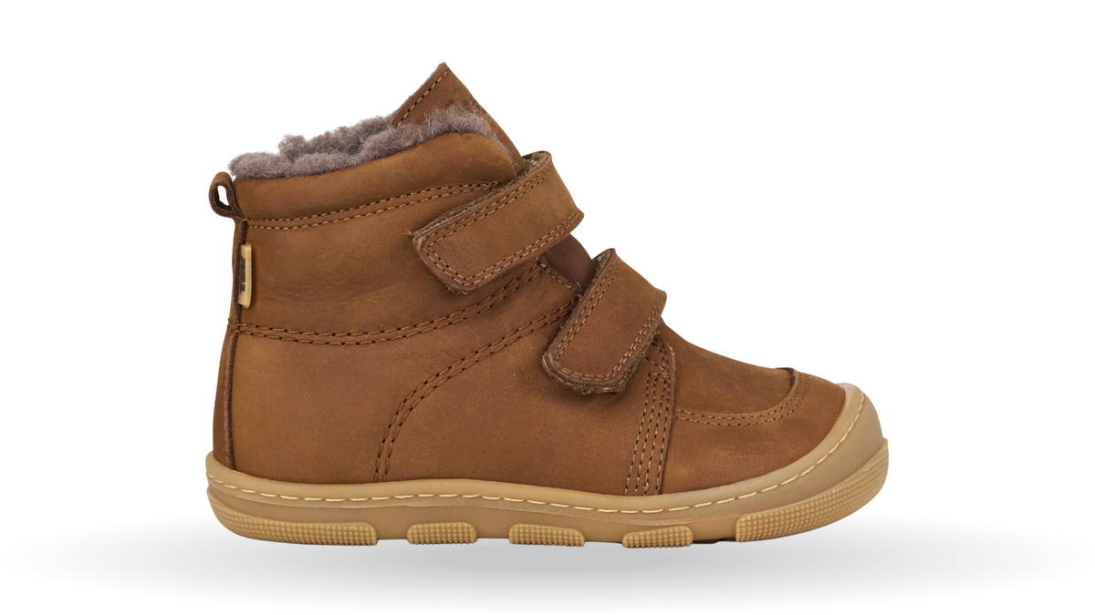 Gefütterter Kinder-Barfußwinterschuh mit zwei Klettverschlüssen, knöchelhohem Schaft, Fersenschlaufe und flacher Sohle, Seitenansicht außen