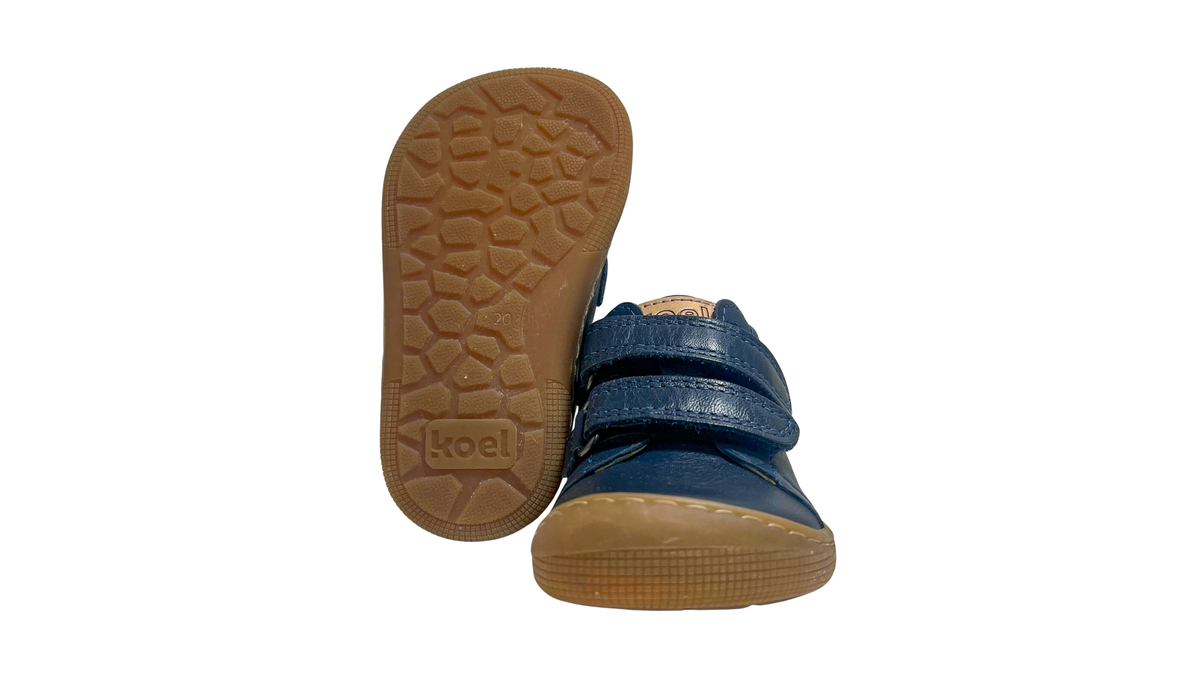 Barfußschuh für Kinder mit zwei Klettverschlüssen als Paar, Ansicht von unten und Vorderansicht