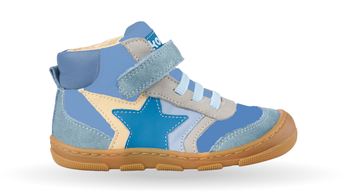 Knöchelhoher Barfußschuh für Kinder mit einem Klettverschluss, elastischen Schnürsenkeln, breiter Zehenbox und geschlossener Zehen- und Fersenpartie, Seitenansicht außen
