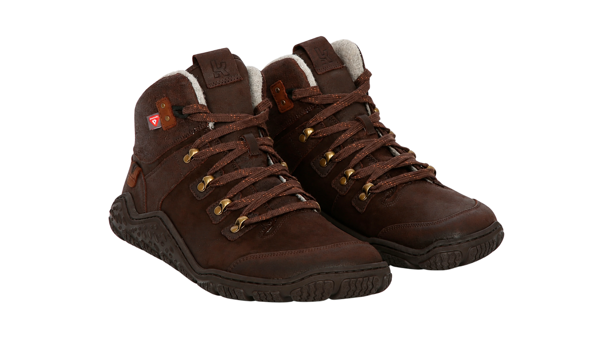 Paar halbhohe Barfuß-Trekkingschuhe mit Schnürung, Metallösen und profilierter Sohle, schräge Vorderansicht