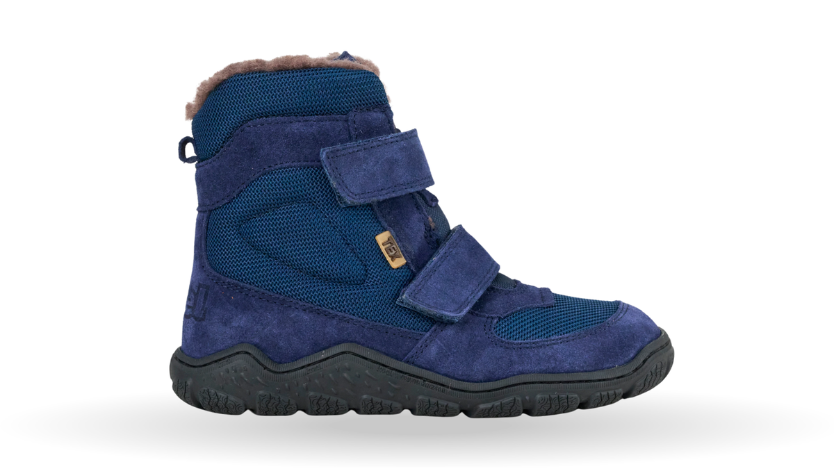 Winterstiefel für Kinder mit zwei Klettverschlüssen, geschlossener Zehen- und Fersenpartie sowie Profilsohle, Seitenansicht außen
