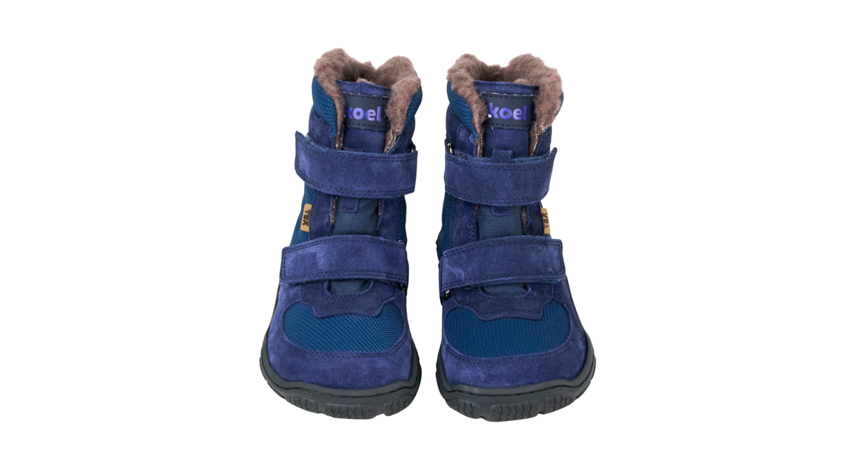 Paar Winterstiefel für Kinder mit zwei Klettverschlüssen, geschlossener Zehenpartie und sichtbarem Futter, Vorderansicht
