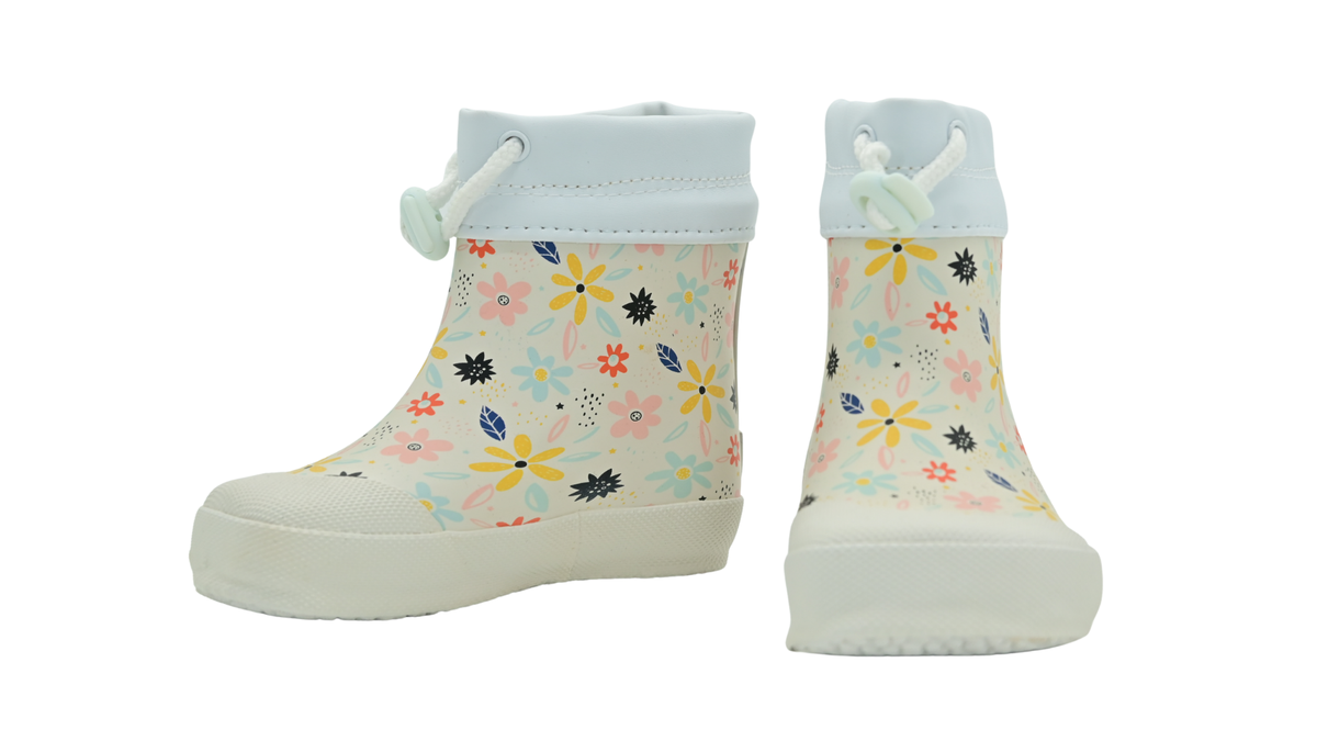 Paar gefütterter Gummistiefel für Kleinkinder mit Kordelverschluss am Schaft und geschlossener Zehenbox, Vorderansicht und Seitenansicht innen