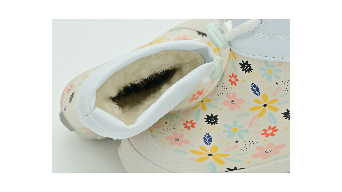 Gefütterter Gummistiefel für Kleinkinder mit sichtbarem Innenfutter und Schaftrand mit Kordel, Detailansicht