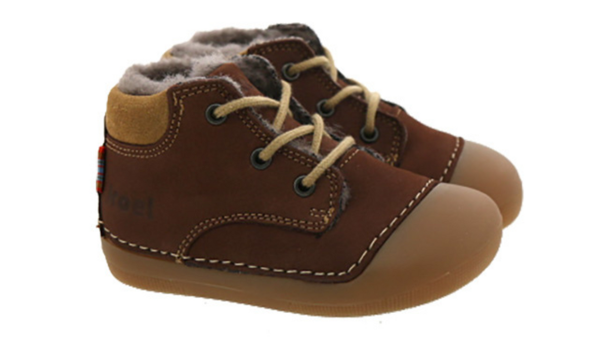 Gefütterter Barfußschuh für Kinder als Paar, knöchelhoch, geschlossene Zehen und geschlossener Fersenbereich, Schnürung mit Ösen, flexible Sohle, Paar, schräge Vorderansicht