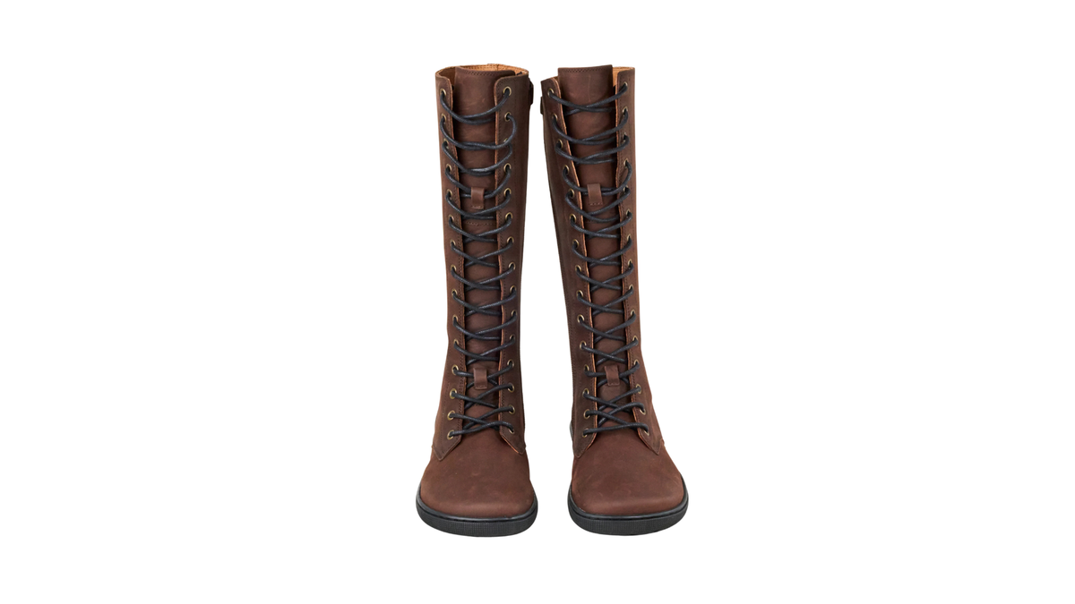Kniehohe Damen-Barfußstiefel als Paar mit Schnürung und geschlossenen Zehen, schräge Vorderansicht