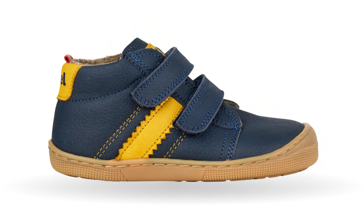 Kinder-Barfußschuh mit breiter Zehenbox, zwei Klettverschlüssen und geschlossener Ferse, Seitenansicht außen