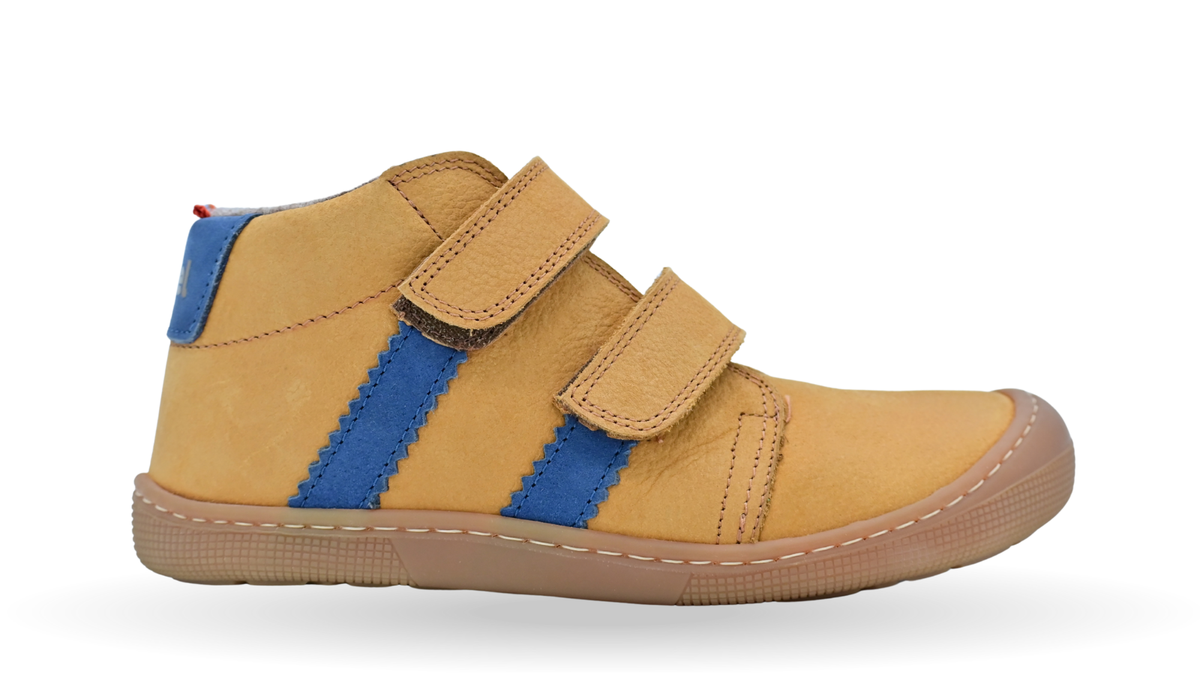 Gefütterter halbhoher Barfußschuh für Kinder mit zwei Klettverschlüssen, breiter Zehenbox und geschlossener Ferse, Seitenansicht außen