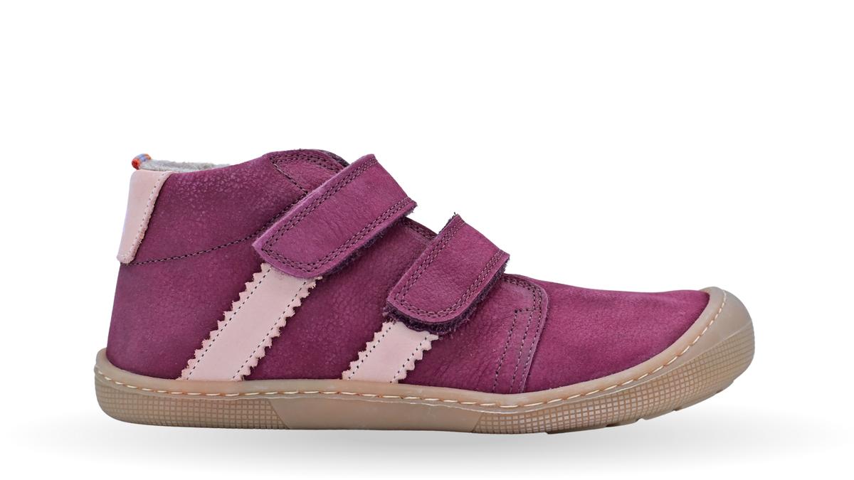 Gefütterter halbhoher Barfußschuh für Kinder mit zwei Klettverschlüssen, breiter Zehenbox und geschlossener Ferse, Seitenansicht außen