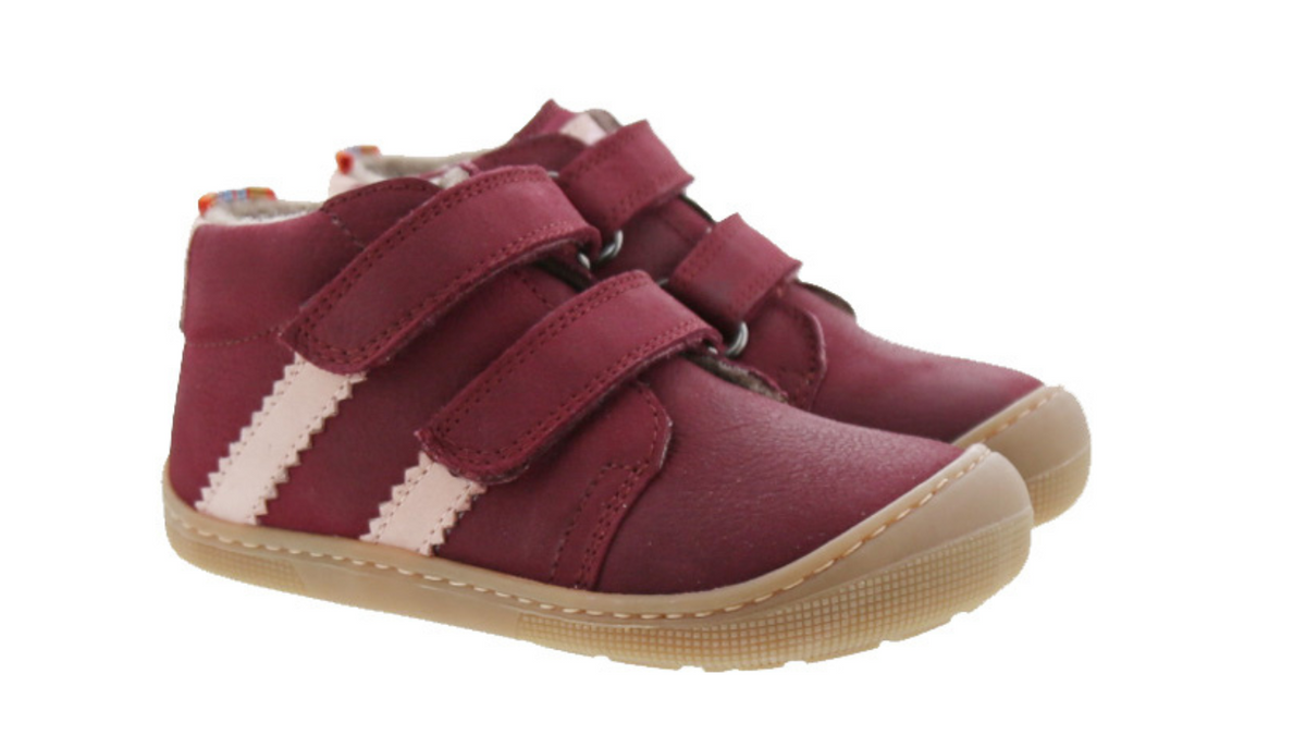 Kinder-Barfußschuh mit breiter Zehenbox, geschlossenem Zehenbereich, geschlossener Ferse, Klettverschluss, flacher flexibler Sohle, schräge Vorderansicht.