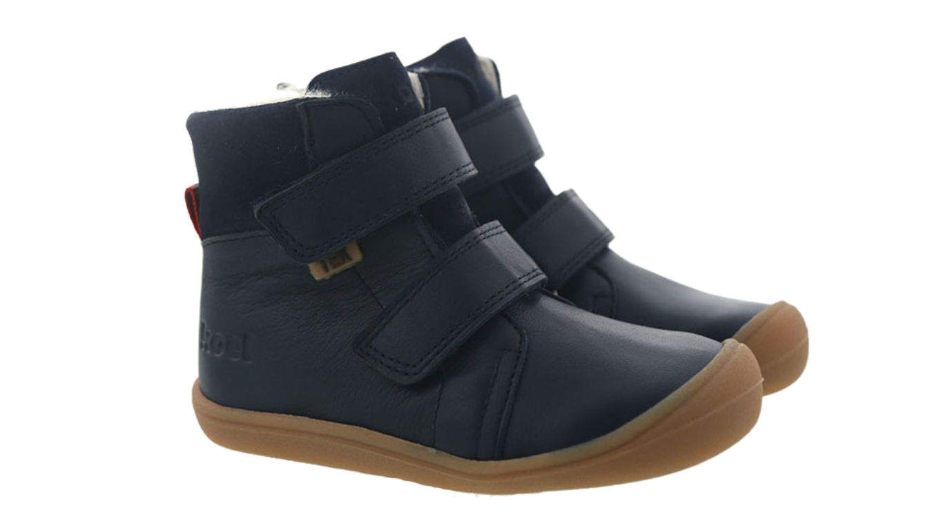 Barfuß Winterstiefel für Kinder, Seitenansicht außen, zwei Klettverschlüsse, hochgezogene Sohle im Zehenbereich, flexible Sohle