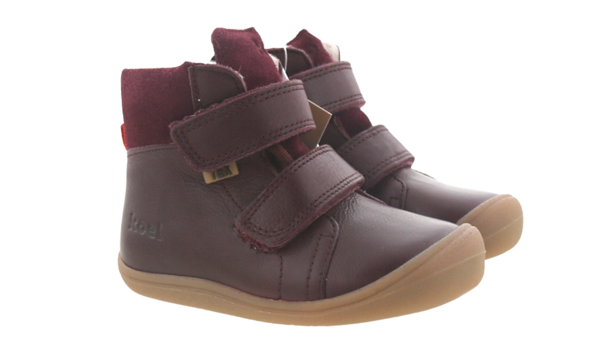 Barfuß Winterstiefel für Kinder als Paar, schräge Vorderansicht, zwei Klettverschlüsse, hochgezogene Sohle im Zehenbereich, flexible Sohle