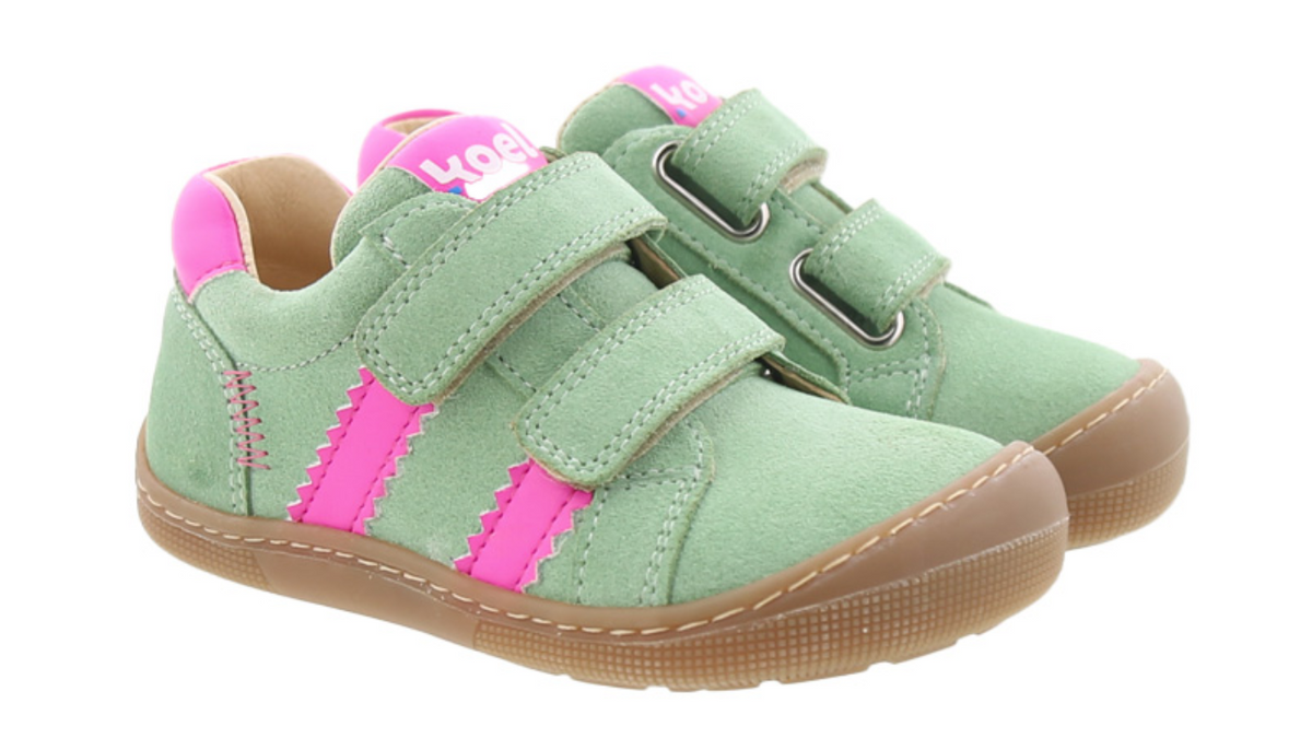 Barfußschuh für Kinder mit zwei Klettverschlüssen als Paar, schräge Vorderansicht
