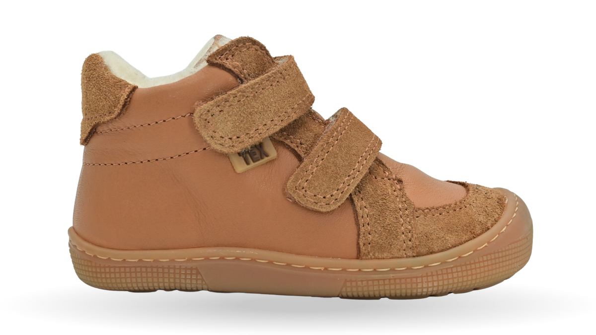 Gefütterter Barfußschuh für kleine Kinder mit zwei Klettverschlüssen, breiter Zehenbox und flacher Sohle, Seitenansicht außen