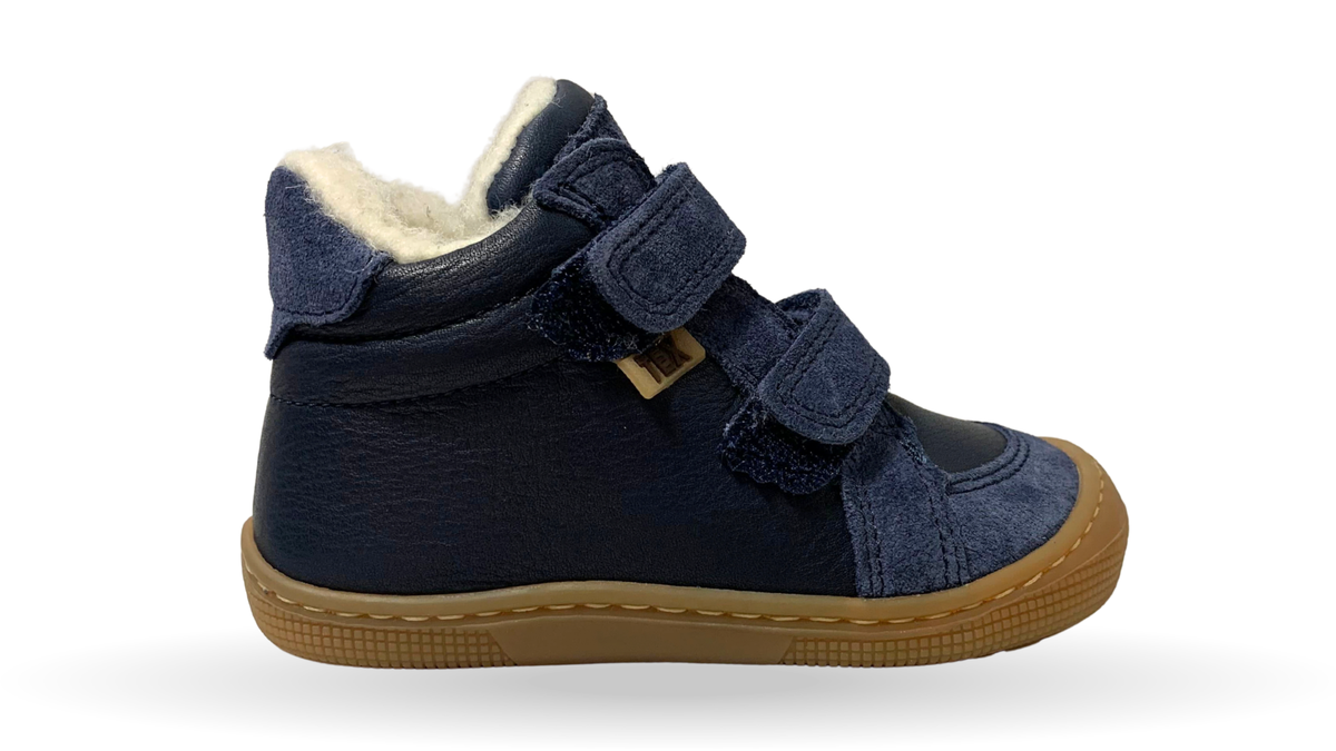 Gefütterter Barfußschuh für kleine Kinder mit zwei Klettverschlüssen, breiter Zehenbox und flacher Sohle, Seitenansicht außen