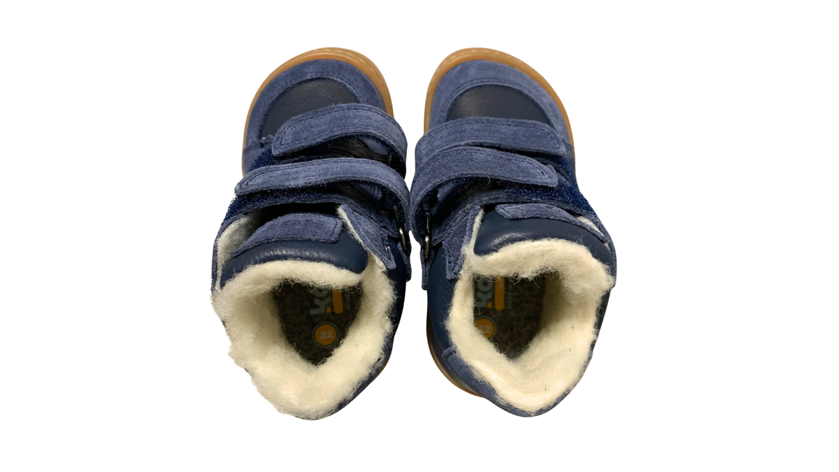 Gefütterte Barfußschuhe für kleine Kinder mit zwei Klettverschlüssen und deutlich sichtbarem Innenfutter, Draufsicht