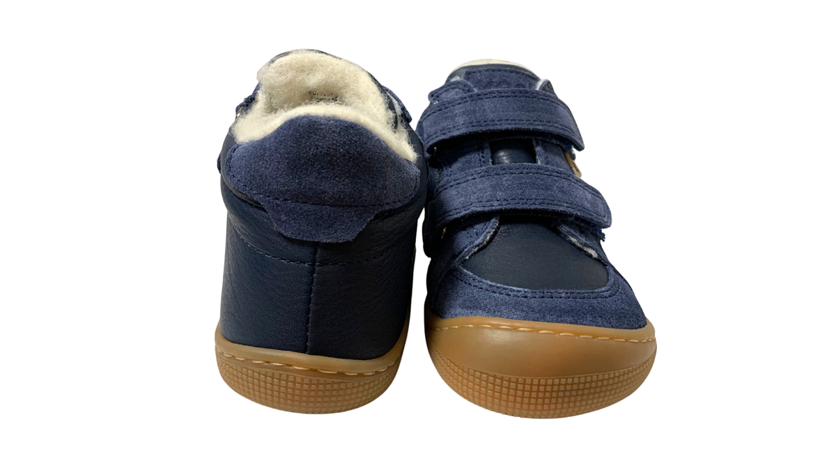 Gefütterte Barfußschuhe für kleine Kinder, ein Schuh in Rückansicht und einer in Vorderansicht mit Klettverschlüssen