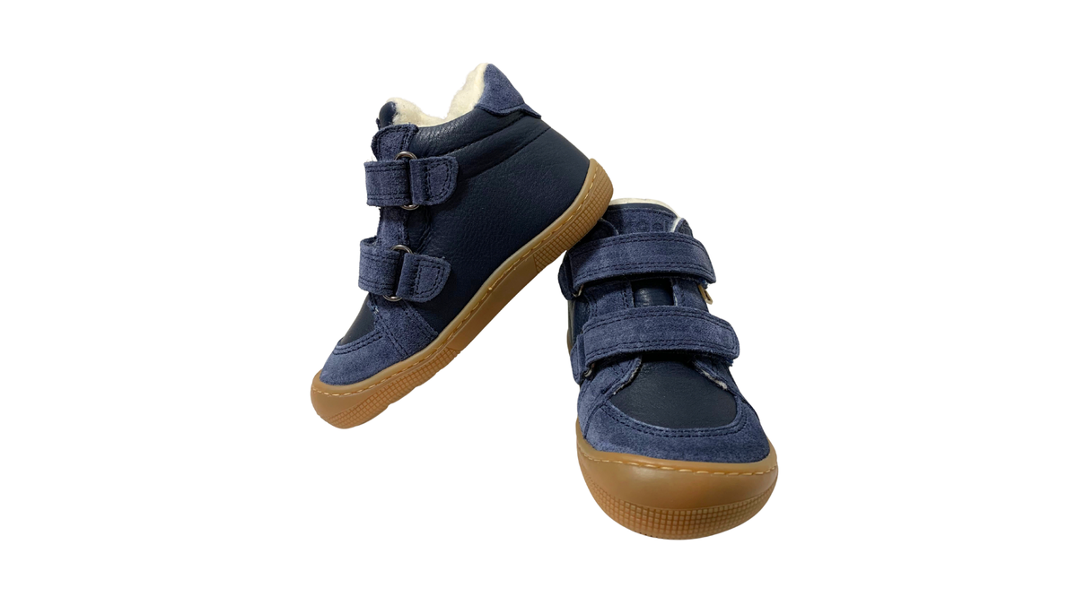 1. Gefütterte Barfußschuhe für kleine Kinder mit zwei Klettverschlüssen und flacher Sohle, Seitenansicht innen und schräge Vorderansicht