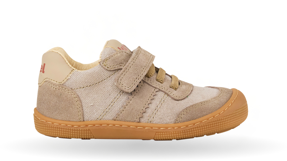 Kinder-Barfußhalbschuh mit breiter Zehenbox, Klettverschluss, elastischen Schnürsenkeln und geschlossenen Zehen, Seitenansicht außen