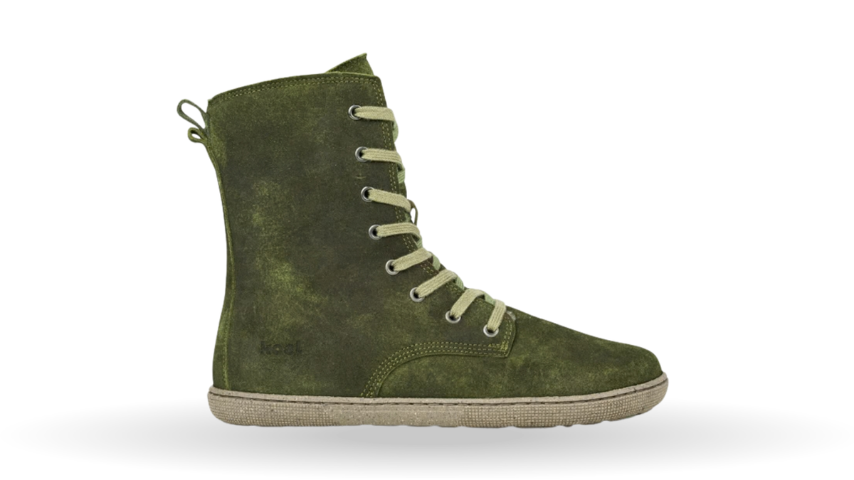 Winterstiefel für Damen mit hohem Schaft, Schnürung durch Metallösen und geschlossener Zehen- und Fersenpartie, Seitenansicht außen