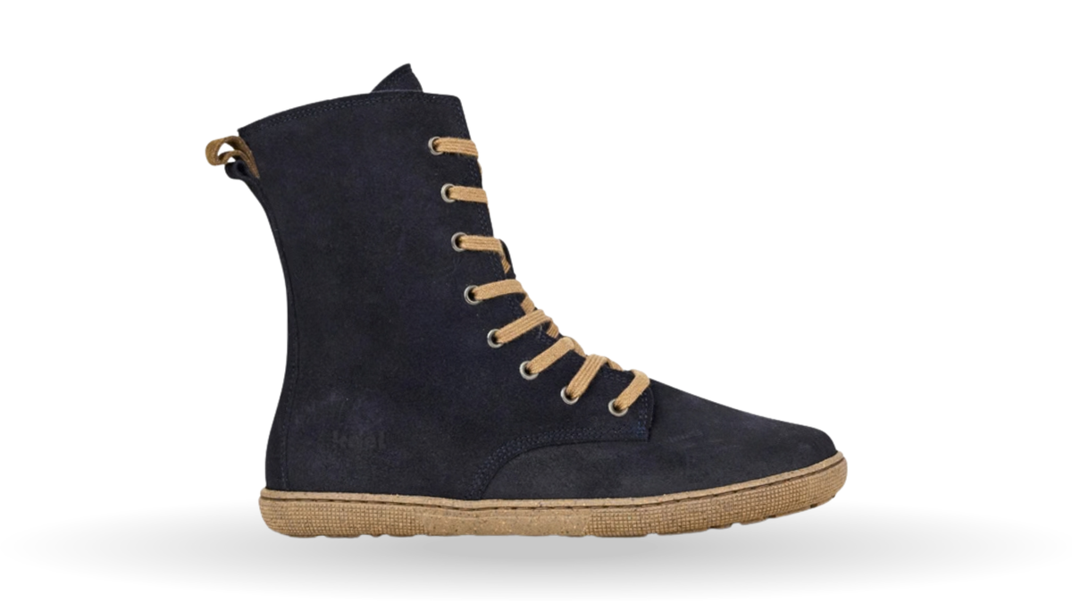 Winterstiefel für Damen mit hohem Schaft, Schnürung durch Metallösen und geschlossener Zehen- und Fersenpartie, Seitenansicht außen