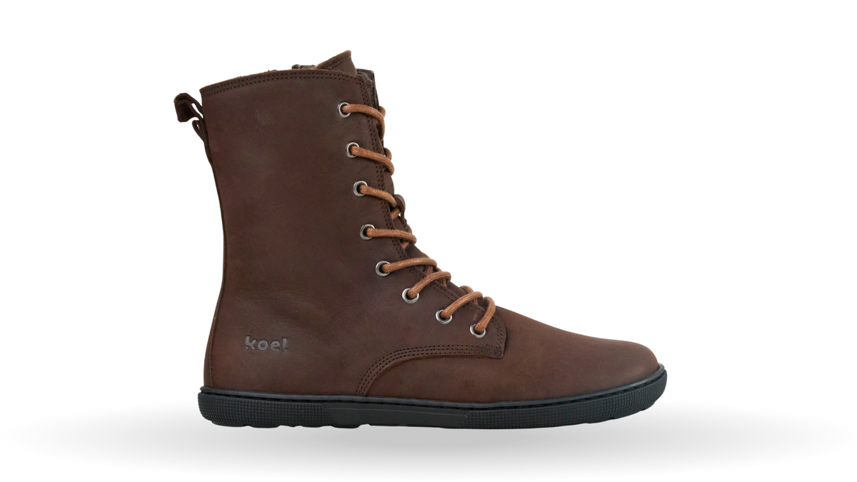 Winterstiefel für Erwachsene mit Schnürung, geschlossener Zehen- und Fersenpartie, flacher Sohle und Zugschlaufe, Seitenansicht außen