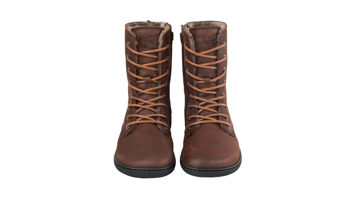 Paar Winterstiefel für Erwachsene mit Schnürung, geschlossener Zehenpartie und breiter Zehenbox, schräge Vorderansicht