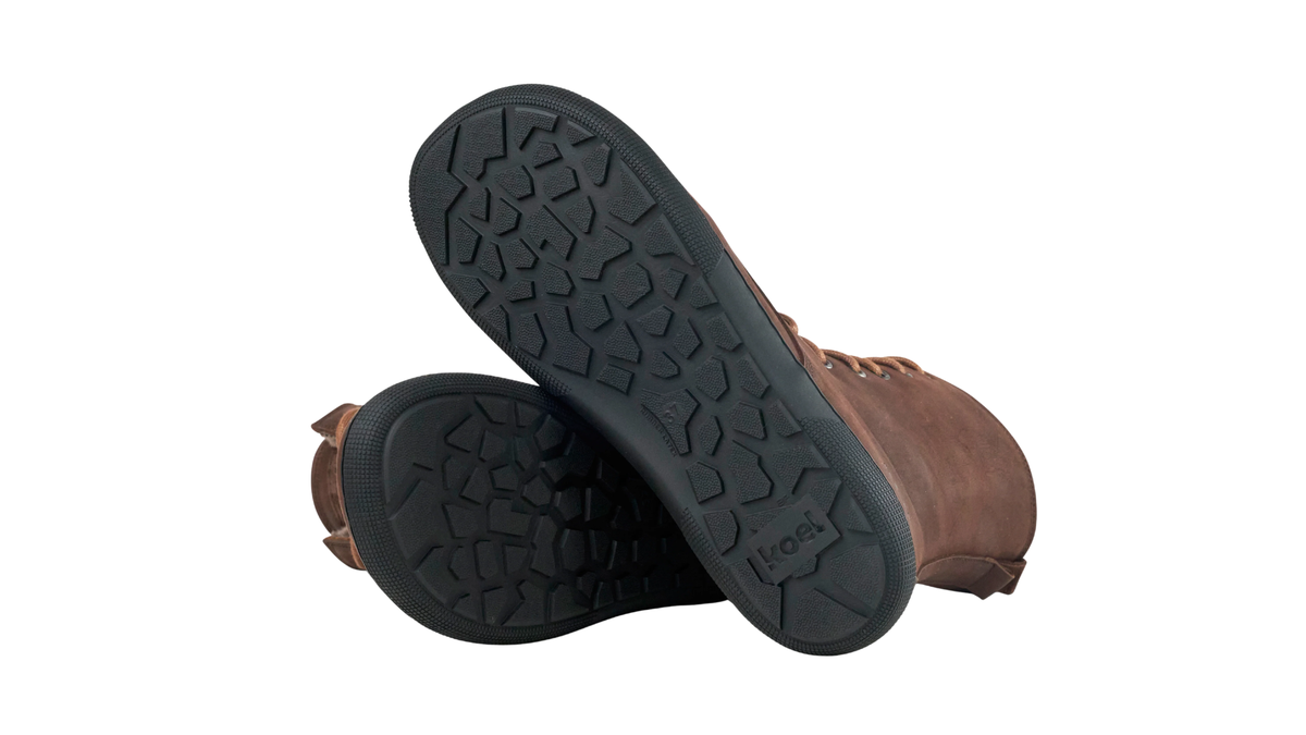 Zwei Winterstiefel für Erwachsene, einer mit profilierter Laufsohle, einer mit geschlossener Fersenpartie, Ansicht von unten