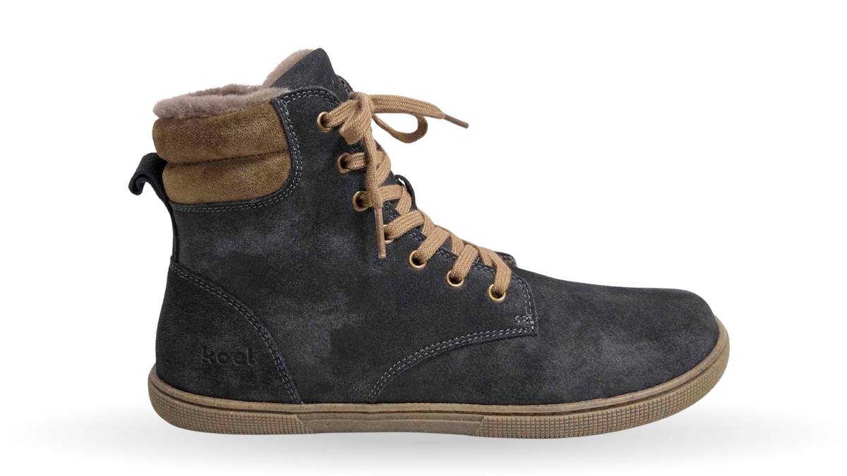 Gefütterter Barfußstiefel für Erwachsene mit breiter Zehenbox, Schnürung und sichtbarem Futter, Seitenansicht außen