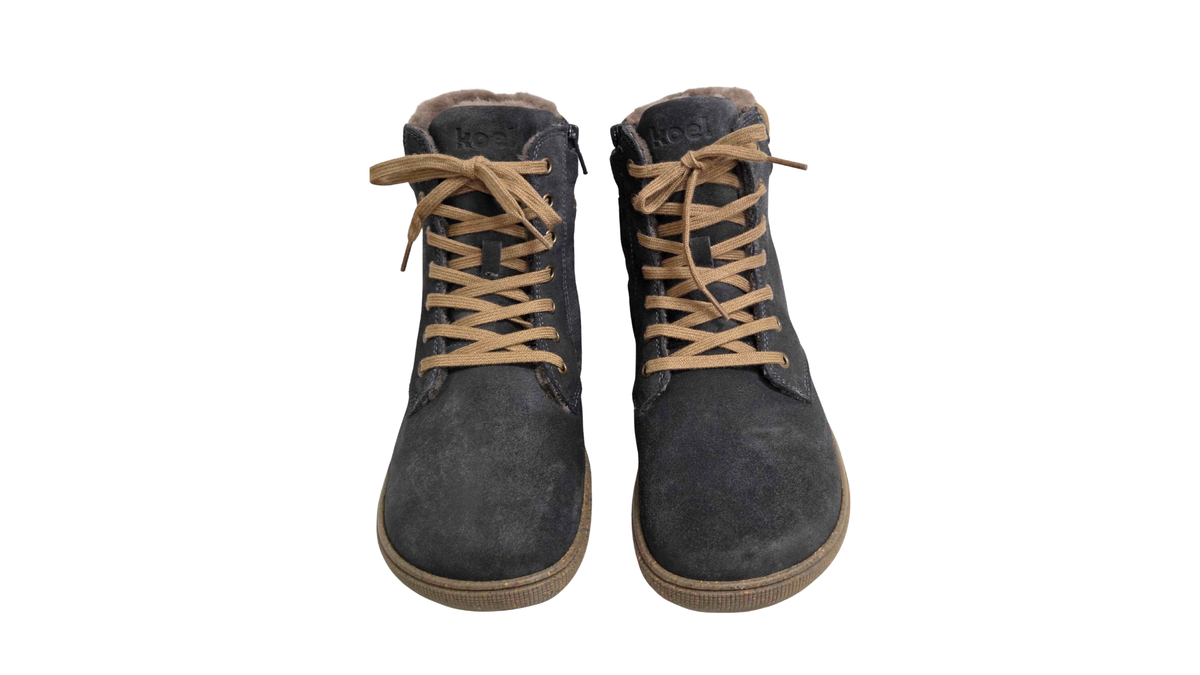 Gefütterte Barfußstiefel für Erwachsene als Paar mit breiter Zehenbox, Schnürung und sichtbarem Futter, schräge Vorderansicht